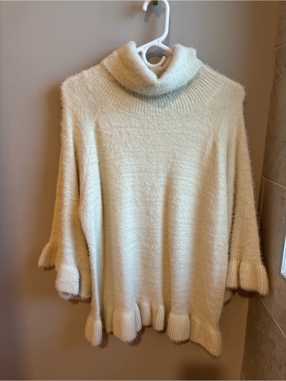 ANDREE BY UNIT Cream Turtleneck Sweater